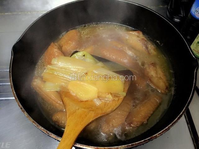 捞出姜和葱，这样是为了好看
