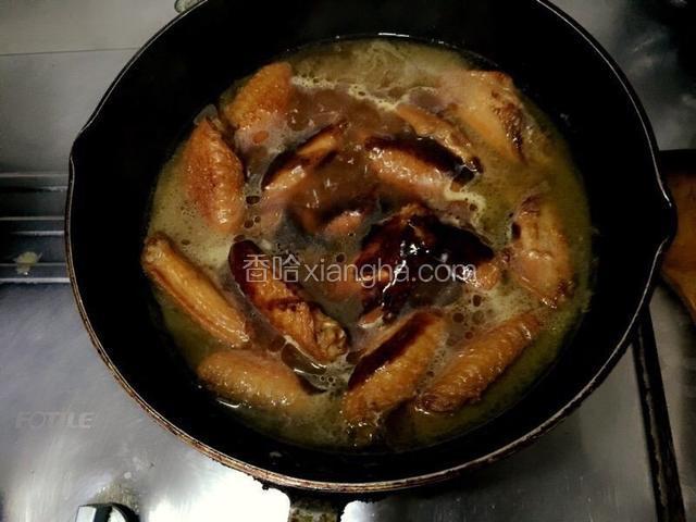 淋上黑胡椒汁，小火再炖几分钟