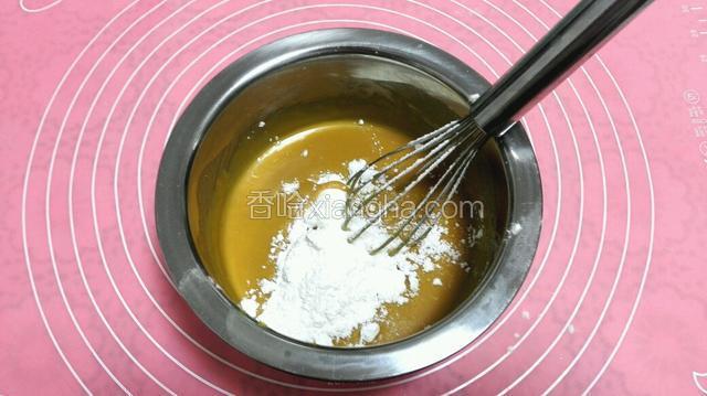 分两次加入糖粉，搅拌均匀后在加入下一次的