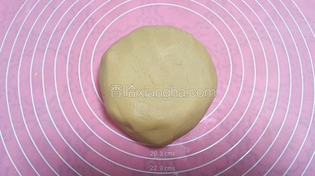 搅匀后倒在硅胶垫上，以折压的方法混合均匀，揉成团
