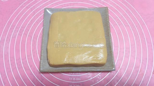 用擀面杖擀成片，整理成方形，厚越1.5厘米左右即可，包上保鲜膜放入冰箱冷藏1小时以上