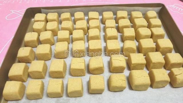 烤好后取出，完全晾凉了以后装入密封的小罐子中