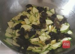 西葫芦木耳的做法图解2