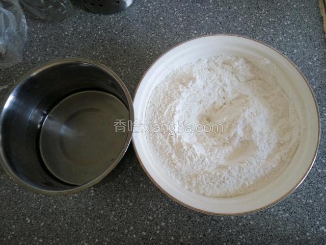 冰水从冰箱拿出来，用冰水把糯米粉和成颗粒状