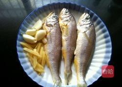 红烧小黄鱼的做法图解1