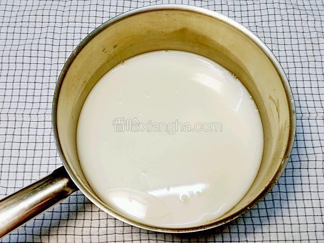 水、白砂糖和椰漿同放在鍋中小火煮融成糖水
