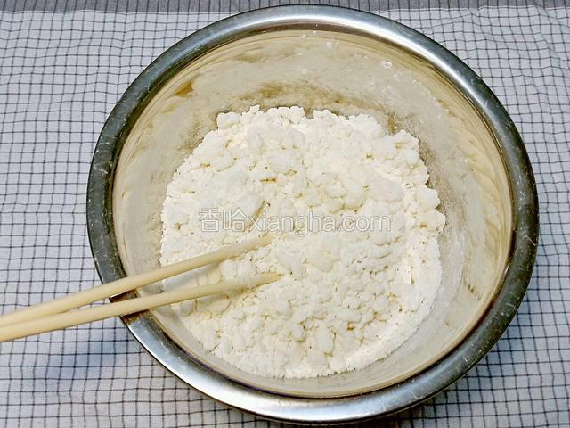將一半的糖水倒入粉中拌成棉絮狀