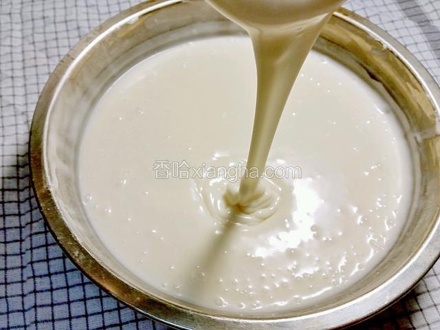 餘下的糖水倒入麵糊中拌勻至光滑細膩無粉粒
