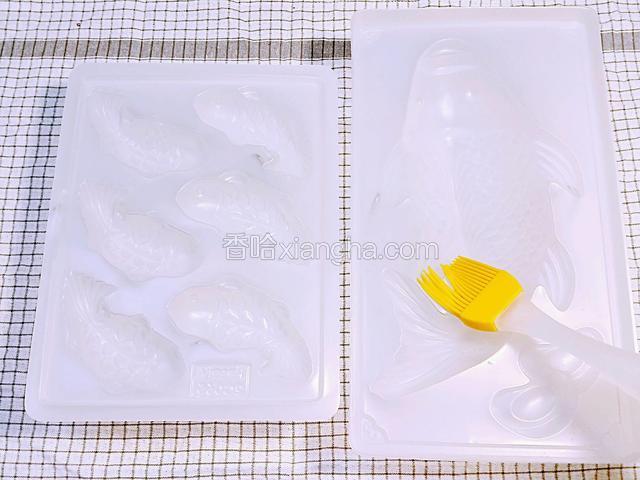 魚模具刷上油