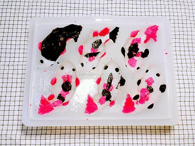 小模具也一樣做法，紅黑麵團的分布各有特色，發揮自己的想像力吧