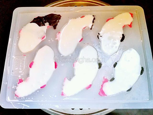 倒入白色麵糊上蒸鍋，大火水沸調至中上火蒸30分鐘