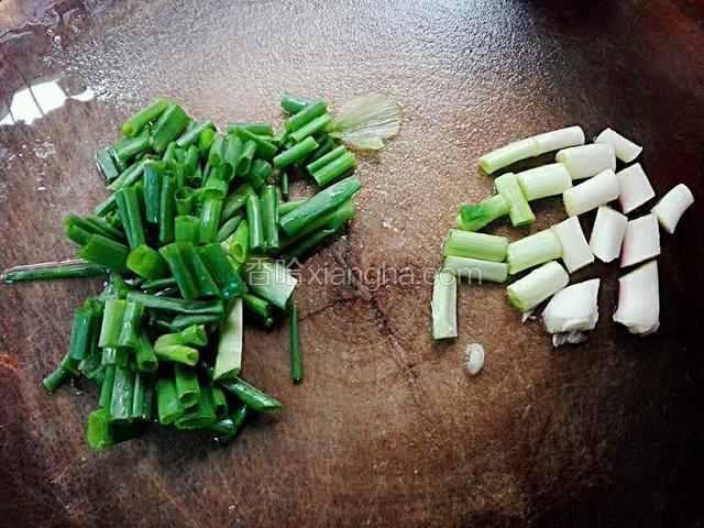 葱洗干净，切段，