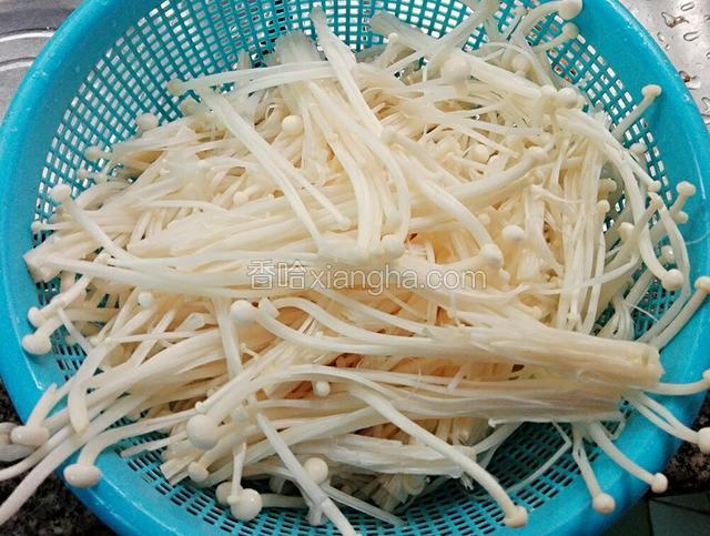 金针菇去掉根部，洗干净