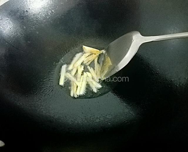 锅预热，放入花生油，油温热后先把姜爆香，然后把姜弄出来不要
