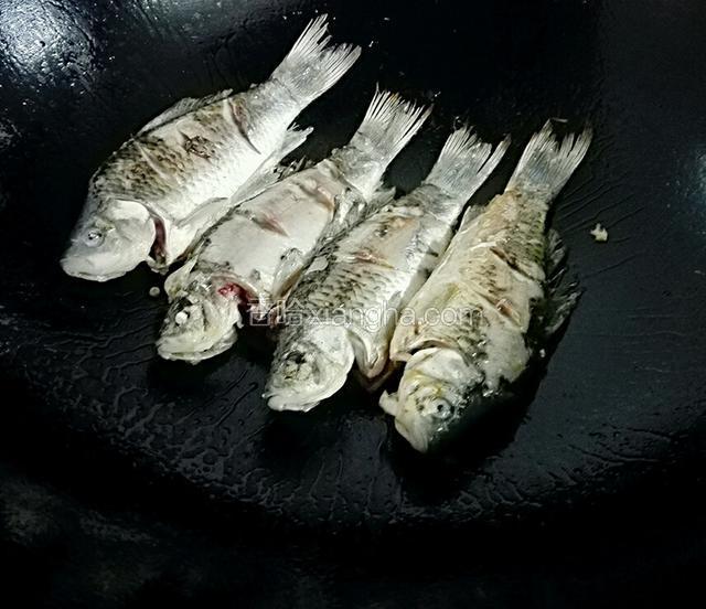 把鱼放下去姜两面黄黄