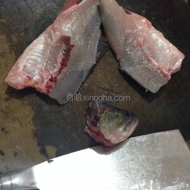 从切下鱼头处下刀，横切至尾部，尾巴部分不用切断。