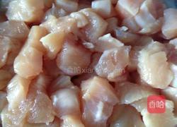 火龙果炒鸡丁的做法图解1