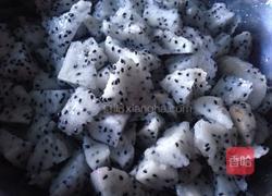 火龙果炒鸡丁的做法图解3