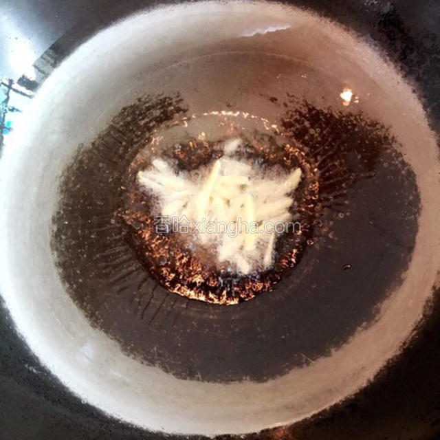 起油锅爆香姜丝