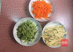 凉拌豆腐皮的做法图解1