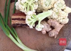 腊肉炒菜花的做法图解1