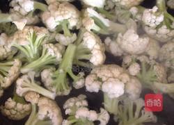 腊肉炒菜花的做法图解3