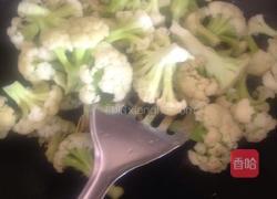 腊肉炒菜花的做法图解5