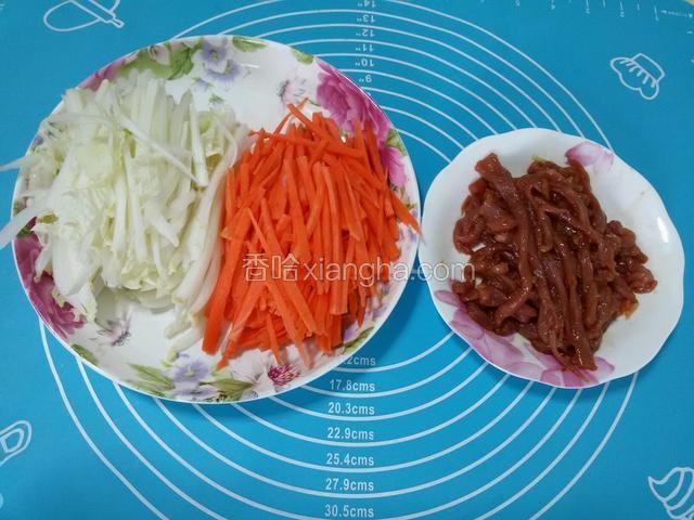 猪肉切丝，放适量盐，料酒，生抽拌匀腌制片刻。胡萝卜和白菜帮切成丝