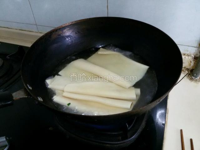 接着豆皮放开水中焯2分钟捞出备用