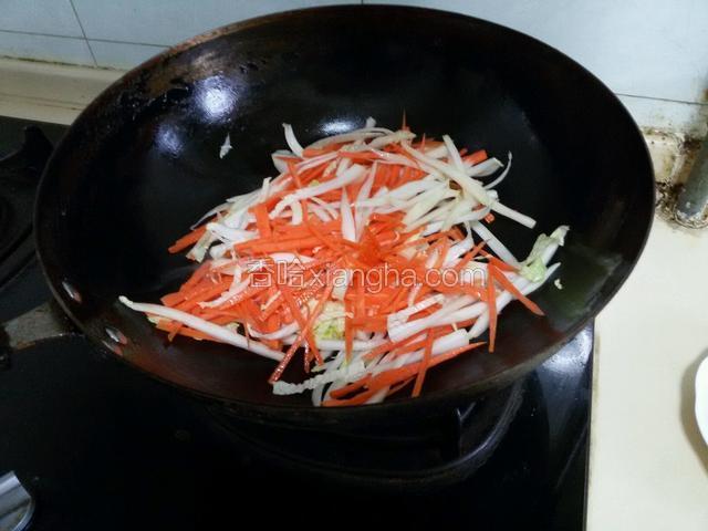 锅洗净烧热放适量油烧热，倒入胡萝卜丝和白菜丝，放适量盐，生抽翻炒均匀