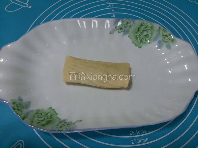 戴上一次性手套折叠整齐