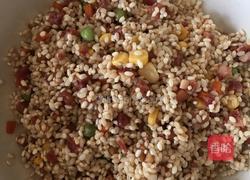 咸蛋糯米饭的做法图解2