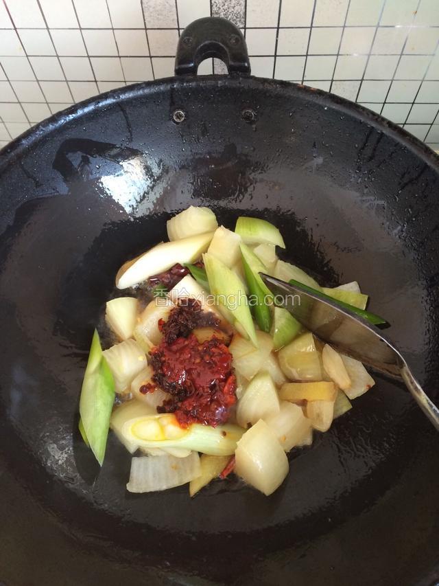 紧接着放入豆瓣酱；