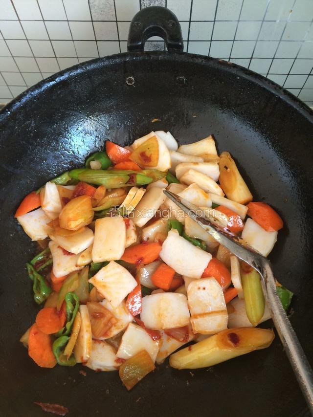 胡萝卜快熟的时候，捞出年糕放入，调盐适量，孜然粉适量，香醋适量，翻炒均匀；