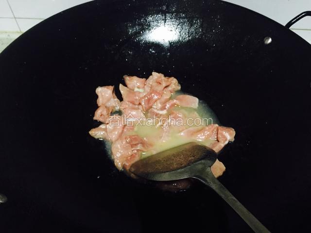 牛肉放入锅里炒，加入15ml水，闷3分钟。