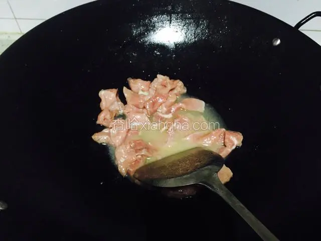 牛肉放入锅里炒，加入15ml水，闷3分钟。