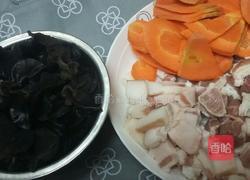 胡萝卜 黑木耳炒肉的做法图解1