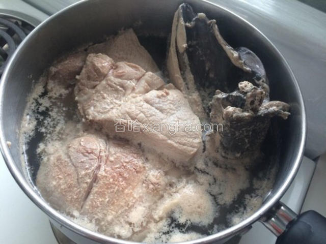 把瘦肉和乌鸡煮过水，然后洗净备用