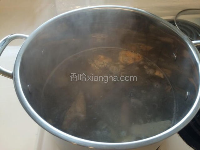 把猪肉和乌鸡放入，煮10 分钟