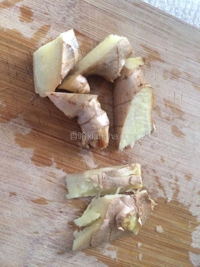 烧一锅水，等开了之后把姜拍片 然后放入锅内