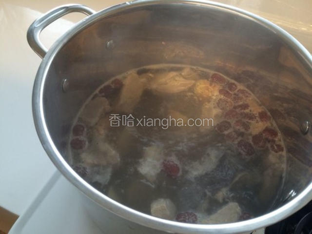 10 分钟后，把红枣，干贝，牛蒡放入锅中煮20 分钟。 这时候转小火 （ 牛蒡，干贝 和红枣 需要熬比较久才完全出味道，所以先把他们放入锅里）