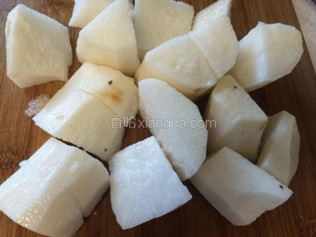 煮过20 分钟后，把淮山放入锅中再煮30 分钟（淮山不适合煮太久 不然会变得烂烂的）