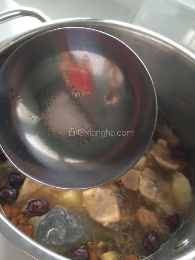 放入少许盐巴， 不需要太多 汤本身就很鲜甜了