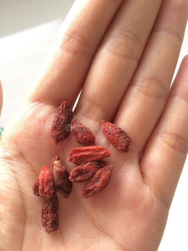 最后加入枸己在煮10 分钟（ 枸己 很快就出味了 所以不必太早放，不然会煮的烂烂的哦） 不过个人口味不同。 看你喜欢怎样都ok