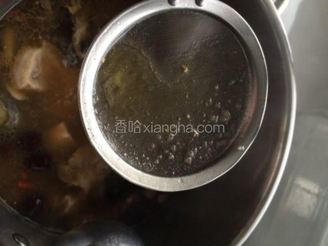 然后把油捞一下