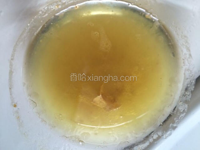 看！ 满满一碗油 （ 食入太多动物油会导致高血压，阻碍血管流通等）