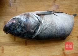 香辣鲢鱼头的做法图解1