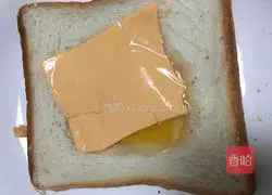 Illustration of how to make egg cheese toast 3