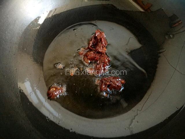 炒锅放油烧热，加入郫县豆瓣酱爆炒出香味