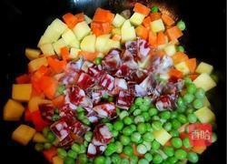 土豆香肠胡萝卜焖饭的做法图解3